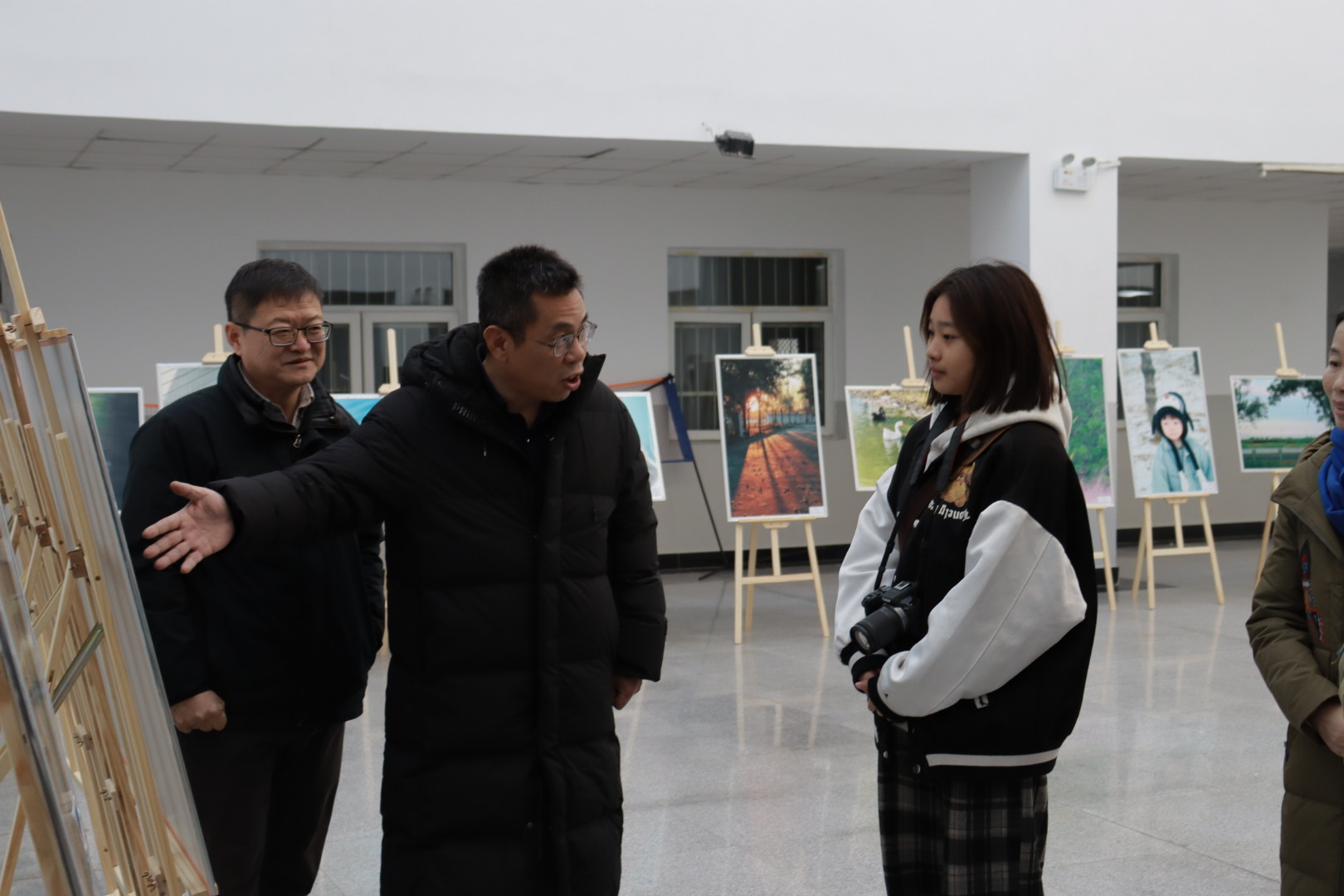 与学生交谈.jpg 与学生交谈.jpg